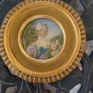 antica miniatura tonda raffigurante una giovane donna (copia)