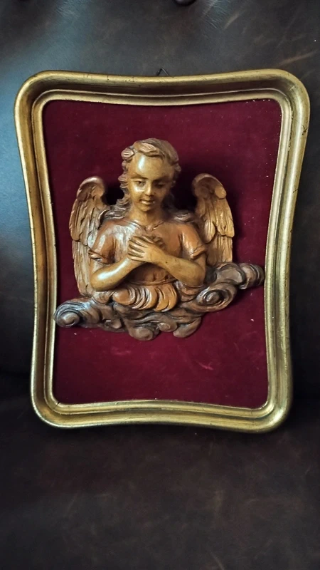 scultura angelo con ali in legno in cornice foglia oro scultura angelo con ali in legno in cornice foglia oro