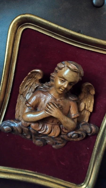 scultura angelo con ali in legno in cornice foglia oro scultura angelo con ali in legno in cornice foglia oro