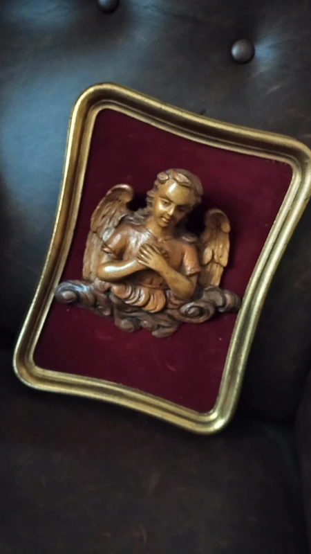scultura angelo con ali in legno in cornice foglia oro scultura angelo con ali in legno in cornice foglia oro