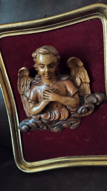 scultura angelo con ali in legno in cornice foglia oro scultura angelo con ali in legno in cornice foglia oro