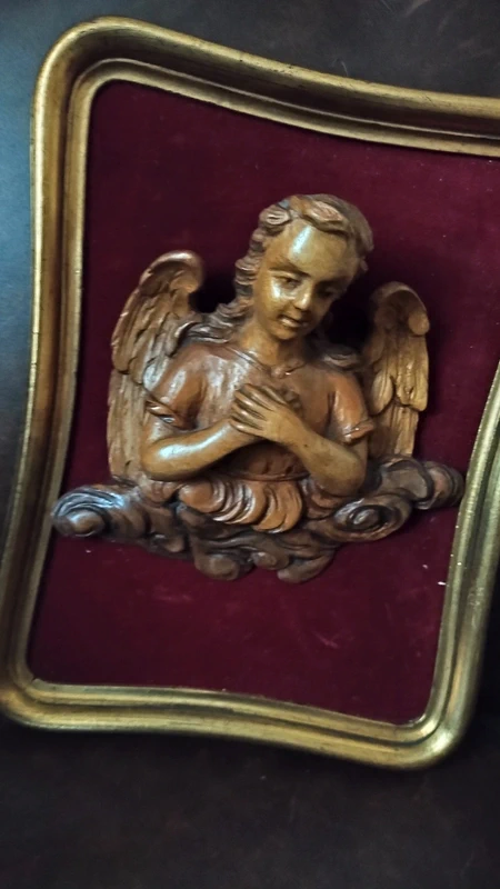 scultura angelo con ali in legno in cornice foglia oro scultura angelo con ali in legno in cornice foglia oro