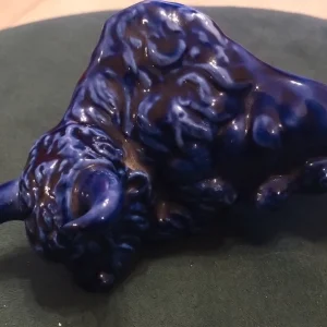bisonte toro in porcellana blu