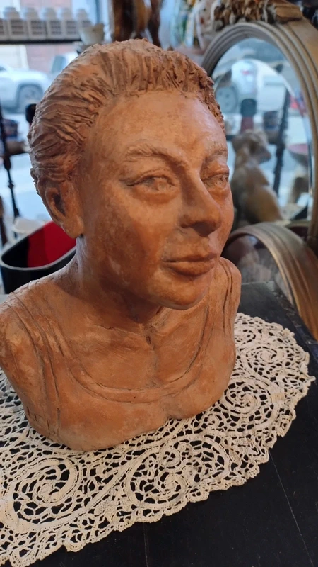 busto donna in terracotta firmato busto donna in terracotta firmato