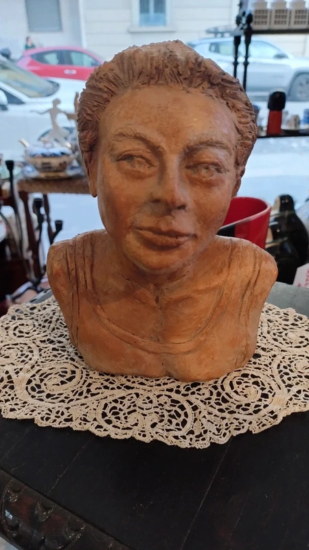 busto donna in terracotta firmato busto donna in terracotta firmato