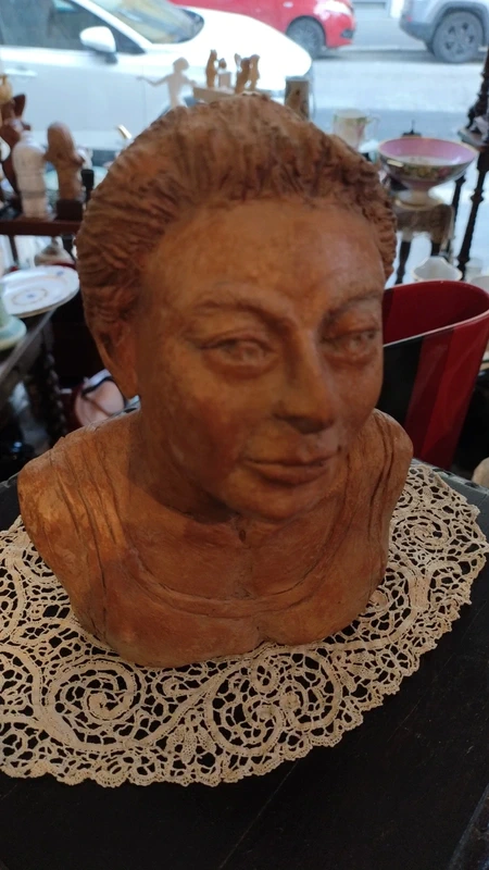 busto donna in terracotta firmato busto donna in terracotta firmato