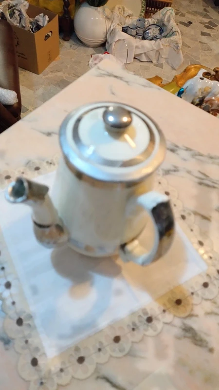cioccolatiera in porcellana bianca e argento cioccolatiera in porcellana bianca e argento