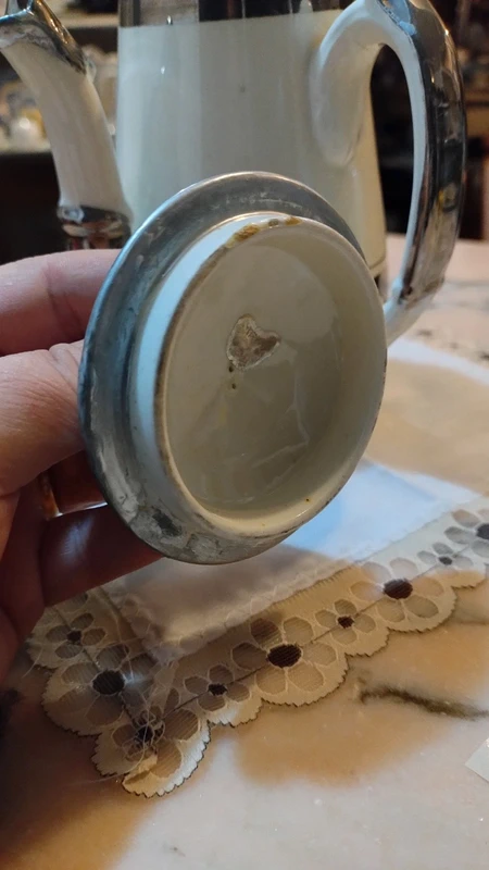cioccolatiera in porcellana bianca e argento cioccolatiera in porcellana bianca e argento