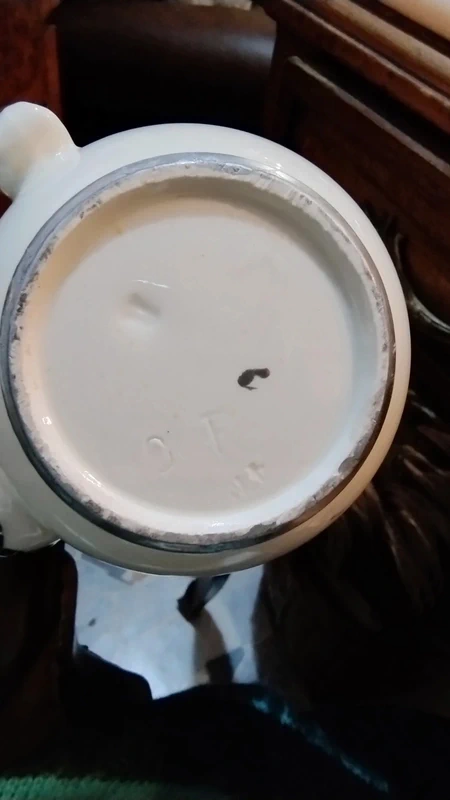 cioccolatiera in porcellana bianca e argento cioccolatiera in porcellana bianca e argento