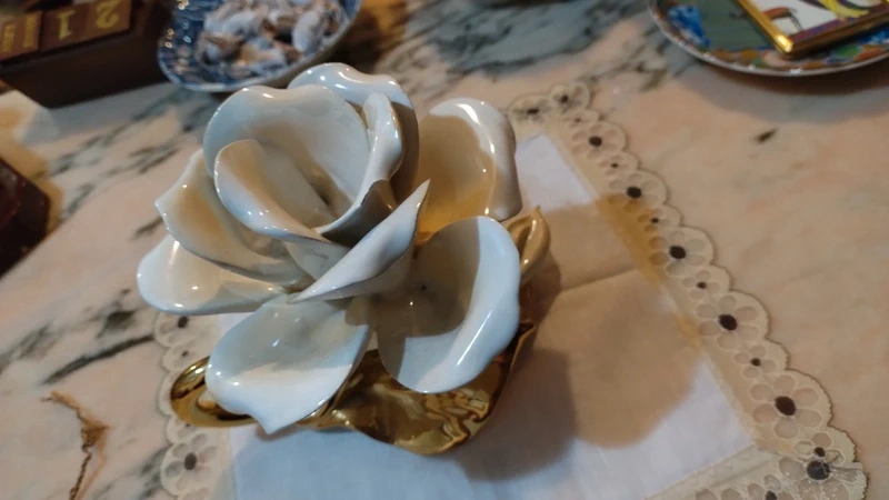 porta candela candelabro fiore rosa porcellana bianco e oro porta candela candelabro fiore rosa porcellana bianco e oro