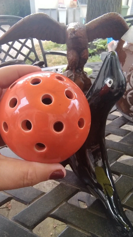 foca nera ceramica con palla arancione cocktail foca nera ceramica con palla arancione cocktail