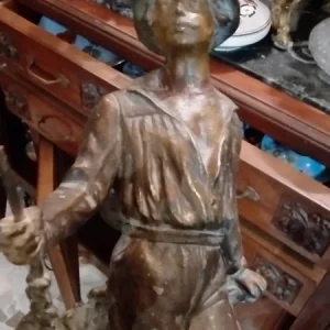 antica statua uomo in metallo liberty "il giardiniere"