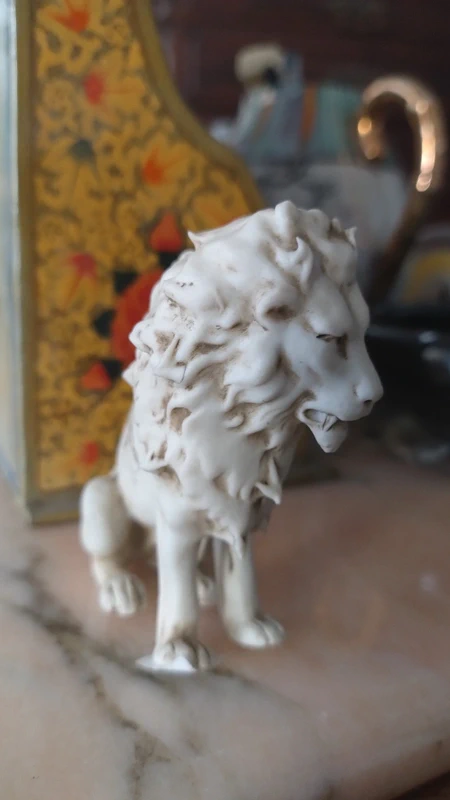 leone lion in porcellana biscuit leone lion in porcellana biscuit
