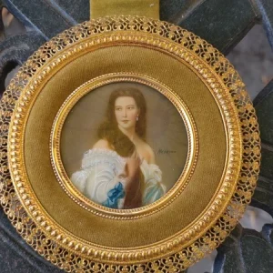 antica miniatura tonda raffigurante una giovane donna