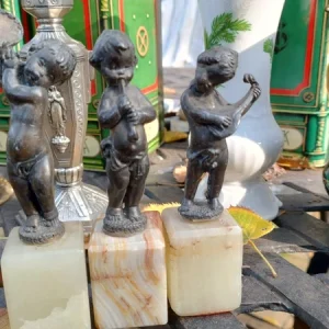 set di tre statue statuine figurine di putto musicanti vintage in metallo