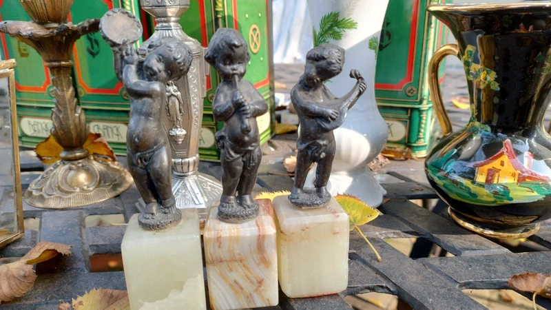 set di tre statue statuine figurine di putto musicanti vintage in metallo set di tre statue statuine figurine di putto musicanti vintage in metallo