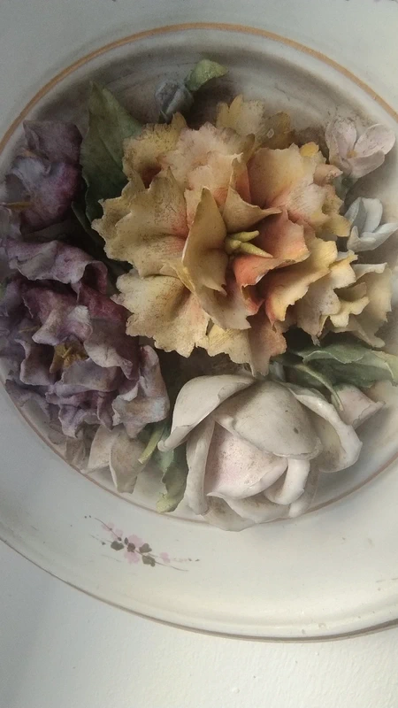 piatto decorativo biscuit rose colorate capodimonte italy piatto decorativo biscuit rose colorate capodimonte italy