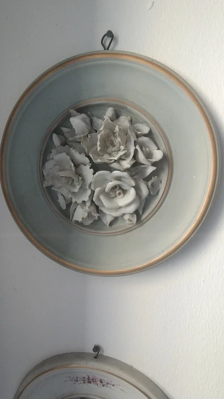 piatto decorativo rose biscuit capodimonte italy piatto decorativo rose biscuit capodimonte italy
