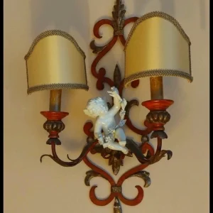 coppia applique ferro battuto con putto ceramica