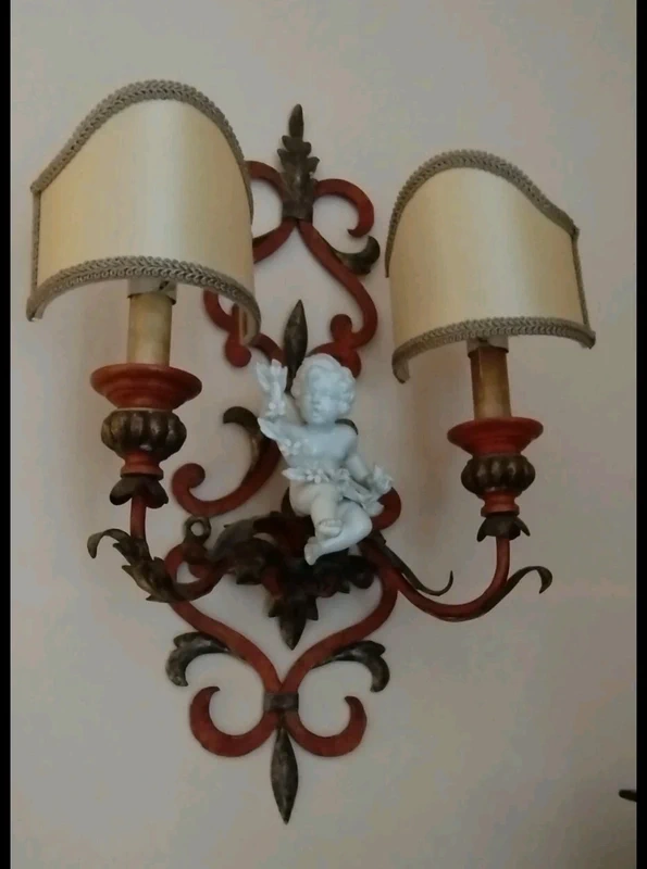 coppia applique ferro battuto con putto ceramica coppia applique ferro battuto con putto ceramica