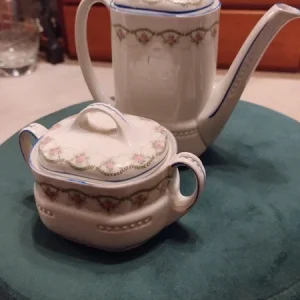 teiera caffettiera con zuccherriera blu e fiori