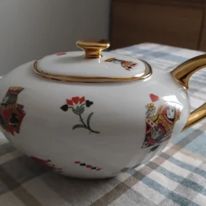 teiera vintage porcellana con carte da gioco