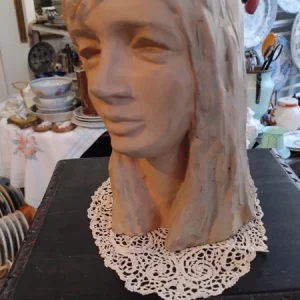 testa donna terracotta firmato