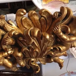 acquasantiera gesso dorata con putti