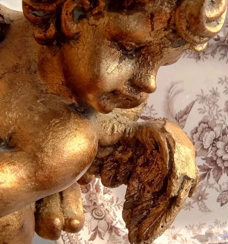 acquasantiera gesso dorata con putti acquasantiera gesso dorata con putti