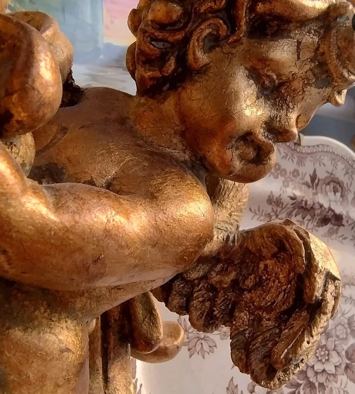 acquasantiera gesso dorata con putti acquasantiera gesso dorata con putti