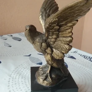 aquila in bronzo su base cubo nero francia