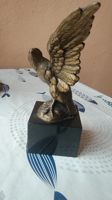aquila in bronzo su base cubo nero francia aquila in bronzo su base cubo nero francia