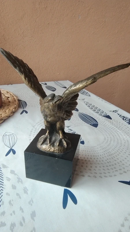 aquila in bronzo su base cubo nero francia aquila in bronzo su base cubo nero francia
