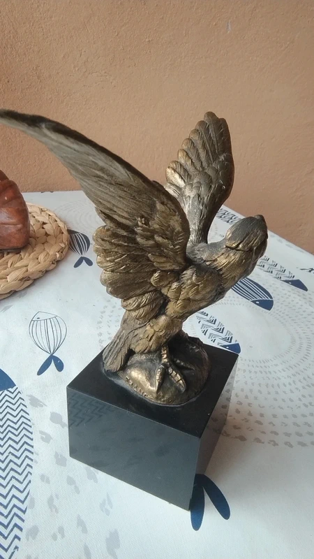 aquila in bronzo su base cubo nero francia aquila in bronzo su base cubo nero francia