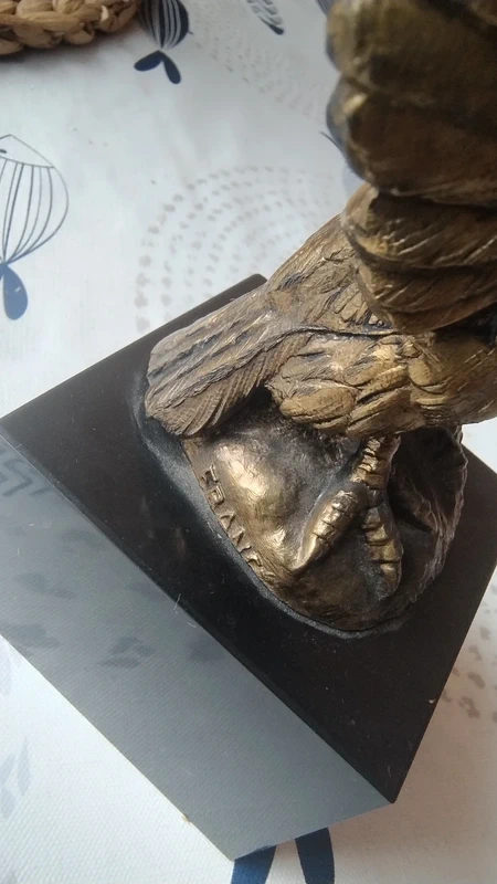 aquila in bronzo su base cubo nero francia aquila in bronzo su base cubo nero francia