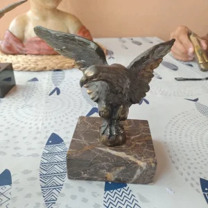 aquila in bronzo su base cubo nero francia (copia)