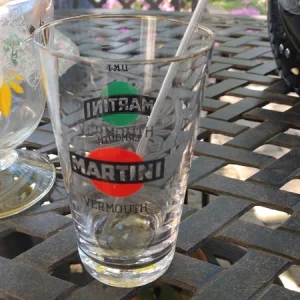 bicchiere martini dry vermouth con cannuccia