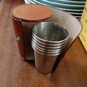 set di bicchierini per liquore acciaio inox custodia in pelle marrone chiaro