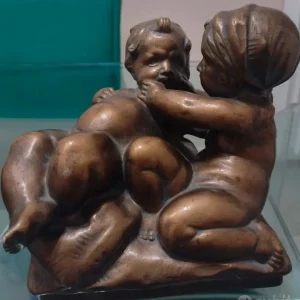 coppia di bambini che giocano in porcellana bronzata