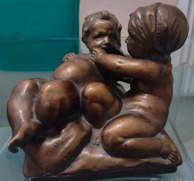 coppia di bambini che giocano in porcellana bronzata coppia di bambini che giocano in porcellana bronzata