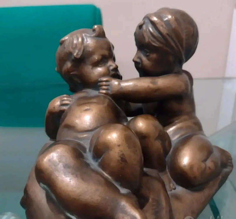 coppia di bambini che giocano in porcellana bronzata coppia di bambini che giocano in porcellana bronzata