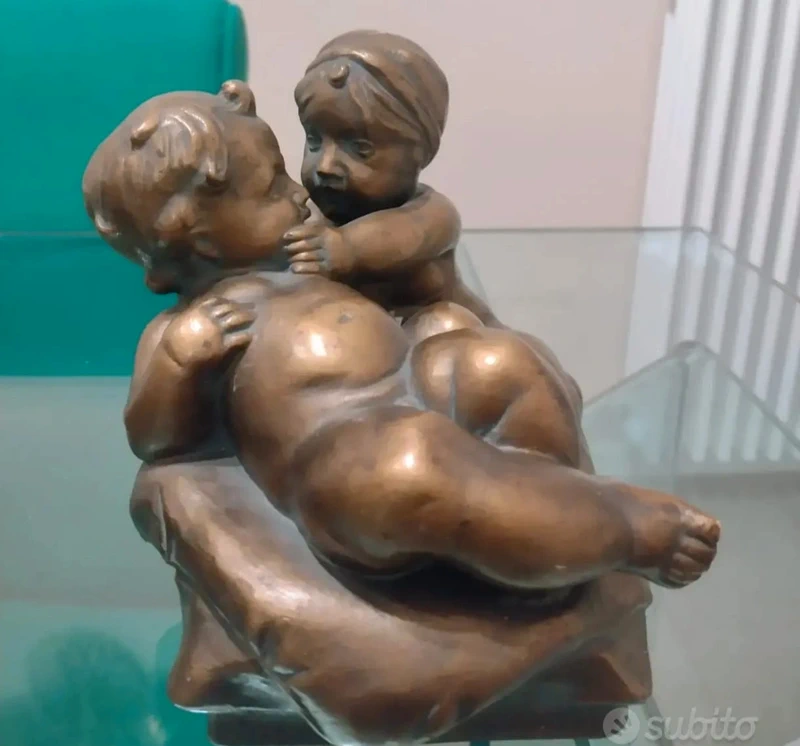 coppia di bambini che giocano in porcellana bronzata coppia di bambini che giocano in porcellana bronzata
