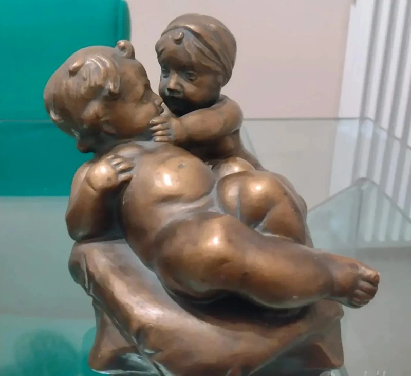 coppia di bambini che giocano in porcellana bronzata coppia di bambini che giocano in porcellana bronzata