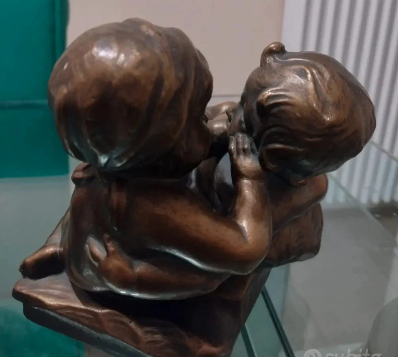 coppia di bambini che giocano in porcellana bronzata coppia di bambini che giocano in porcellana bronzata