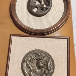 scultura angelo putto bronzo inquadrata da appendere