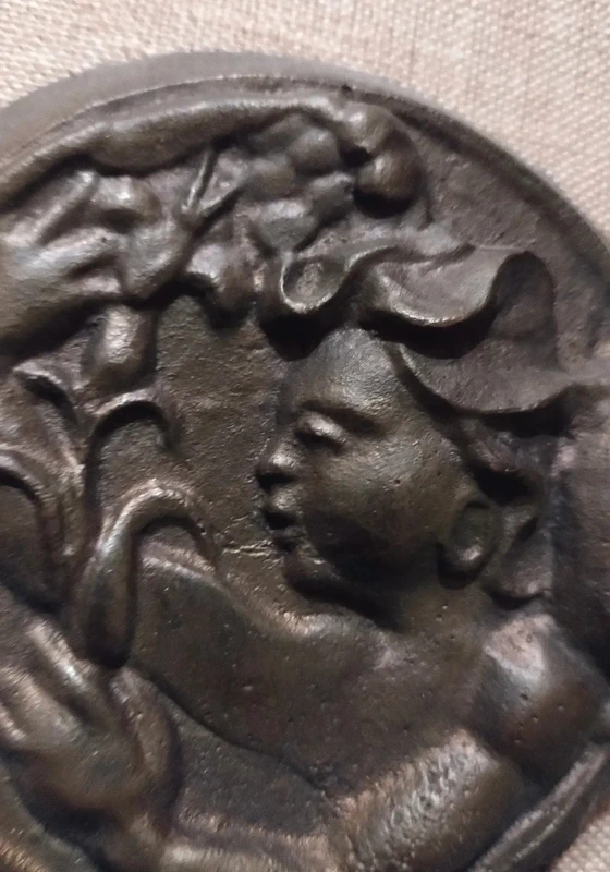 scultura angelo putto bronzo inquadrata da appendere scultura angelo putto bronzo inquadrata da appendere