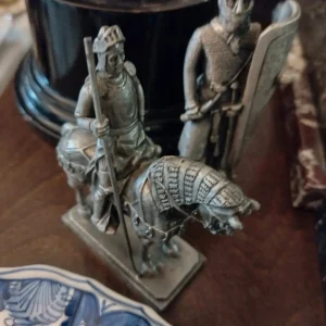 cavaliere medievale a cavallo in peltro