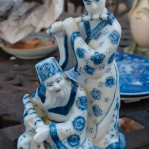 scultura in porcellana bianco blu cina