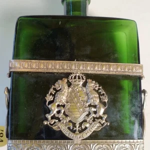 decanter bottiglia in vetro verde con gabbia in metallo con stemma araldico
