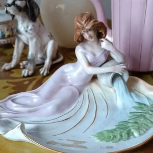 dama donna su corso d'acqua svuota tasche porcellana